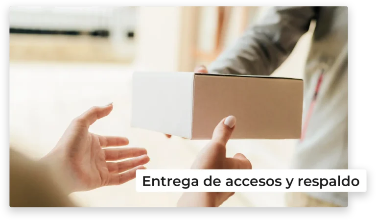 Entrega de una caja en primer plano