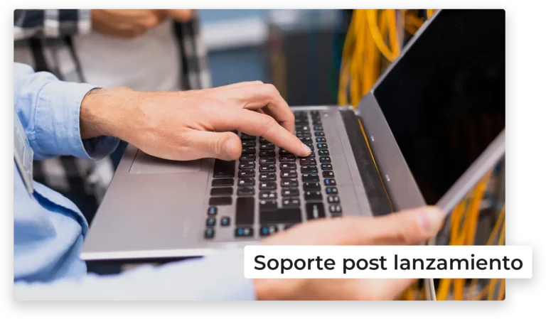 Persona dando soporte técnico a sitio web en un primer plano frente a una computadora