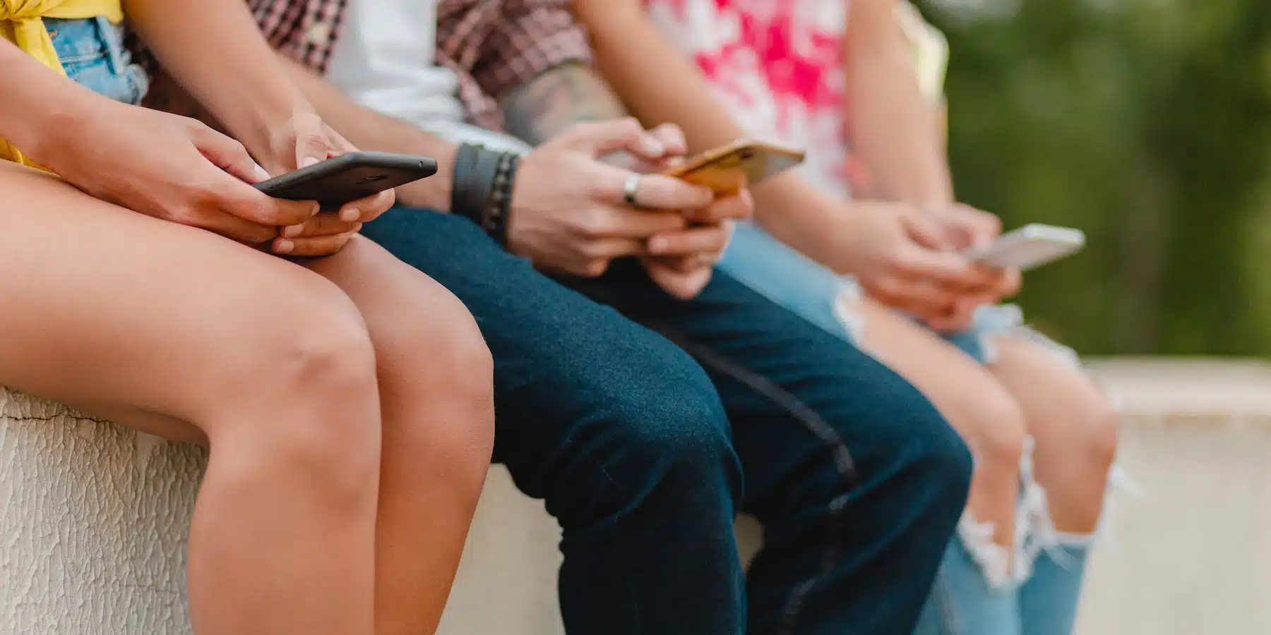 Personas usando celulares mientras navegan en sitios web diseñados para mobile first