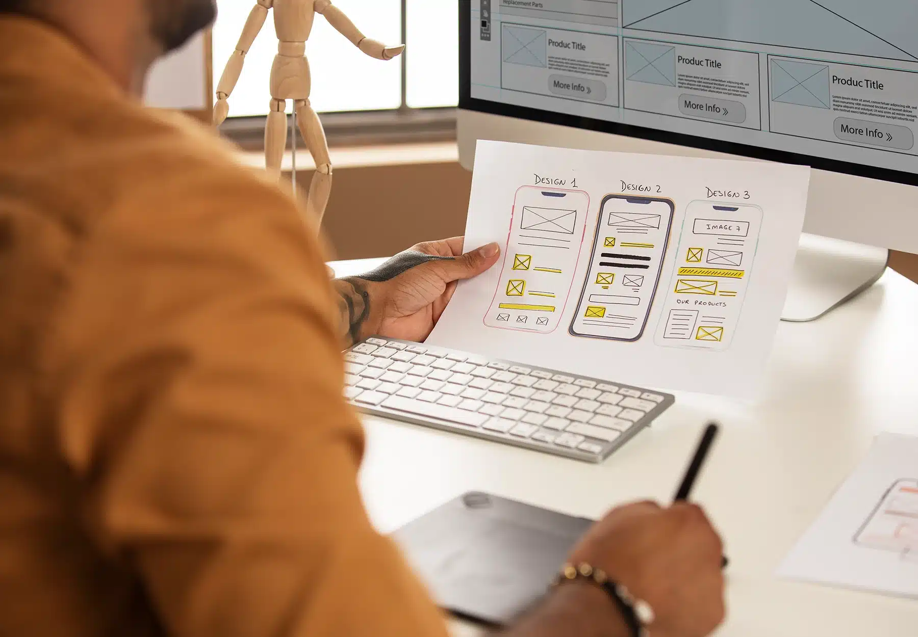 diseñador web analizando wireframes y estructuras de diseño de página web en computador, planificando la experiencia de usuario y maquetación del sitio